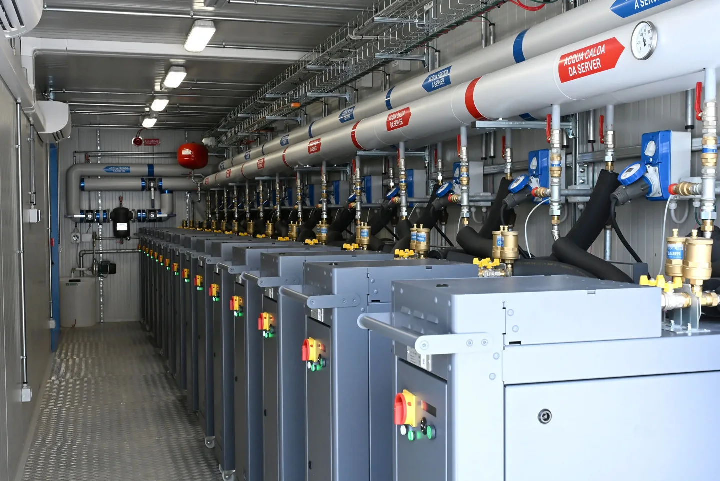 Heat-recovery pipework and equipment inside a data centre